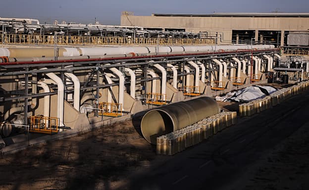 לאחר שערכי הזיהום עלו מחדש: אחד ממתקני ההתפלה שוב הושבת | חדשות 13
