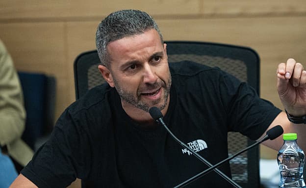 אחרי התלונה: תנ”צ אבודרהם יופרש מהמשטרה „בשל מצבו הבריאותי” | חדשות 13