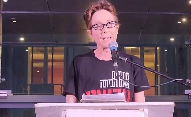 בגלל פוסטים נגד נתניהו: פעילת מחאה תואשם בהסתה לטרור | חדשות 13