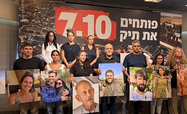 „תיק 7.10” של משפחות נפגעי הטבח והדרישה: „כל מי שהיה על ההגה – הביתה” | חדשות 13