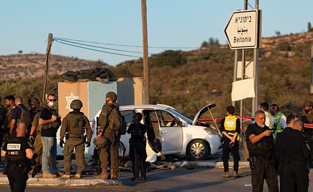 פצוע קשה בפיגוע דריסה במחסום מכבים, המחבל חוסל | חדשות 13