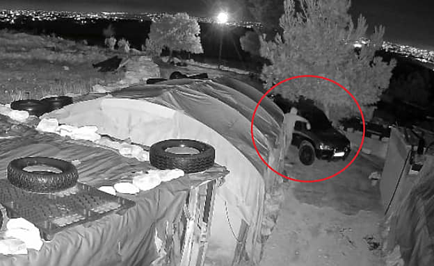 בשעת לילה, לעיני המצלמות: מתנחלים הציתו רכב בדרום הר חברון | חדשות 13