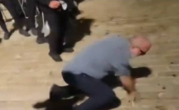 תיעוד: צעירים חרדים תקפו מבוגר ממוצא ערבי בירושלים | חדשות 13