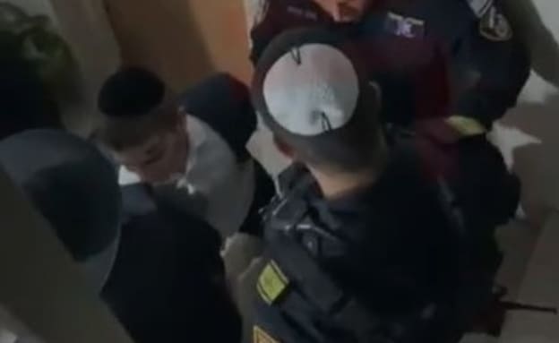 עריק חרדי הכה באגרוף שוטר בביתר עילית ונעצר, מהומות במקום | חדשות 13