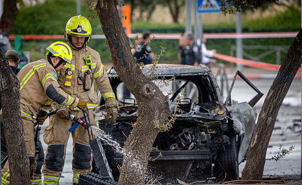 ניסיון חיסול בי-ם: עבריין מוכר נפצע קשה בפיצוץ רכב, בנו נפצע בינוני | חדשות 13