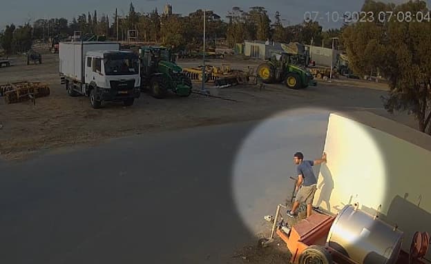 מזהה את המחבלים – ורץ להתריע: תיעוד חדש של שגיא דקל חן מ-7.10 | חדשות 13