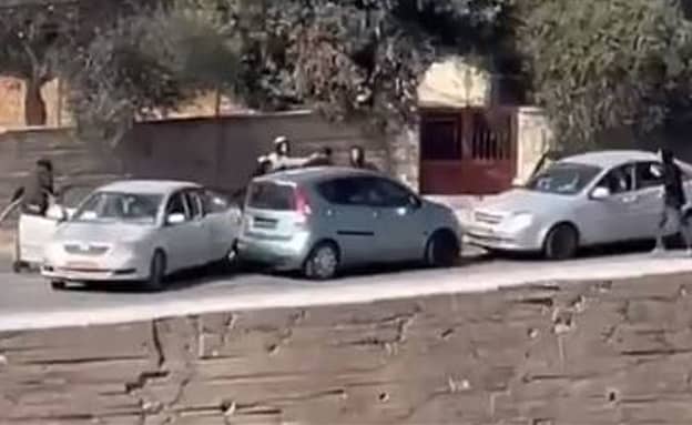 מתנחלים תקפו באלות אב ובנו ברכבם סמוך לרמאללה, בן 15 נעצר | חדשות 13