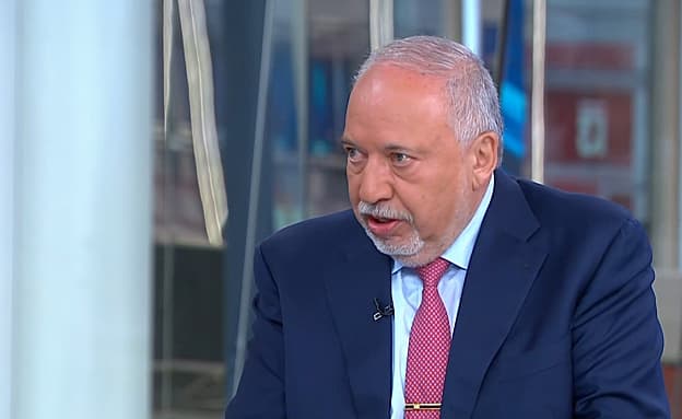 ליברמן לא חוזר בו מהמתקפה על איזנקוט: „ממשלת מיעוט זו תבוסה” | חדשות 13