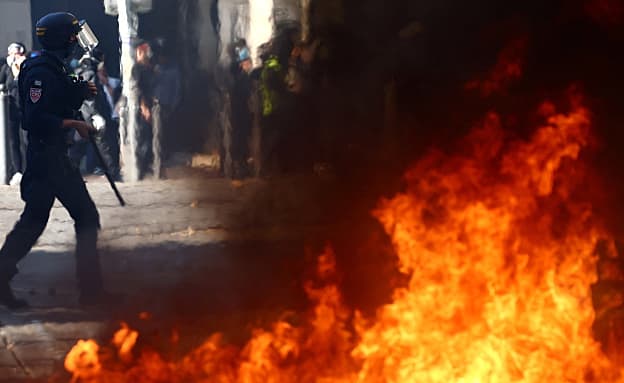 צרפת בוערת: עימותים אלימים ומאות עצורים במחאות ענק | חדשות 13