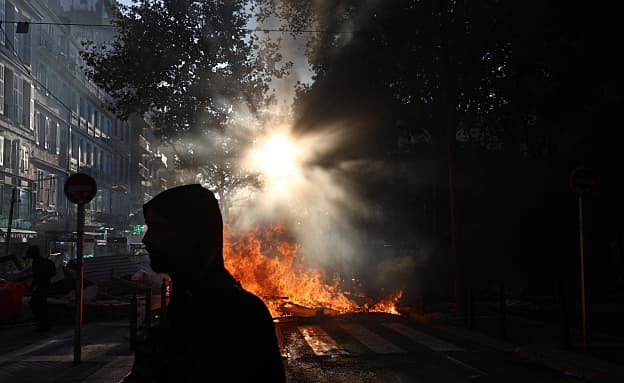 המחאות האלימות בצרפת: מרסיי הכריזה על עוצר הפגנות | חדשות 13