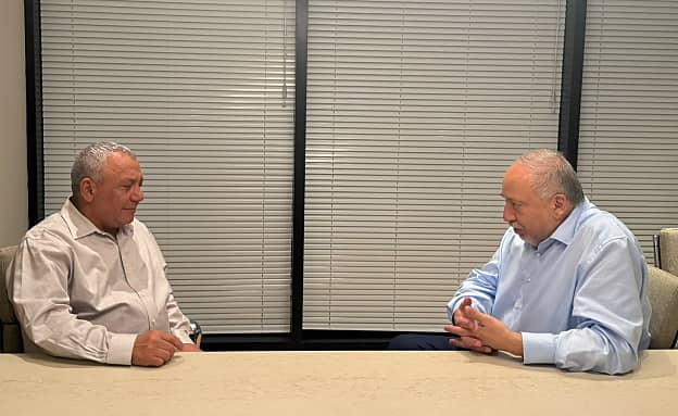 איזנקוט וליברמן נפגשו: „המאמץ החשוב – הגדלת אחוז ההצבעה” | חדשות 13