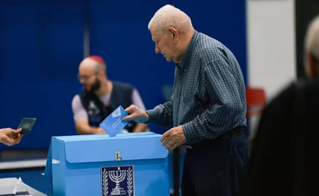 רגע ההכרעה הגיע: הקלפיות נפתחו, הבחירות הגורליות יצאו לדרך | חדשות 13