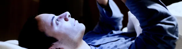 מחקר: שימוש בסמארטפון לפני השינה מסוכן לכם