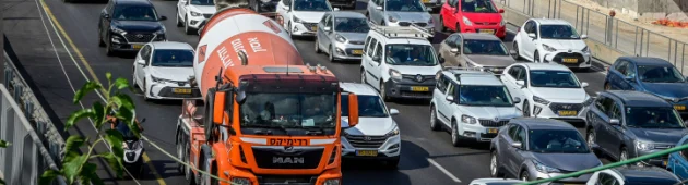 בתוך הפקק האינסופי: המשק מתעורר, וגם הכבישים