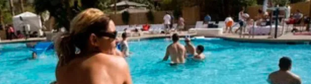 בברלין הודיעו: נשים יוכלו לשחות בבריכות ללא חלק עליון
