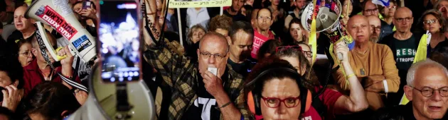 רבבות בהפגנה נגד פיטורי בר: "מלחמת שלום נתניהו החלה"