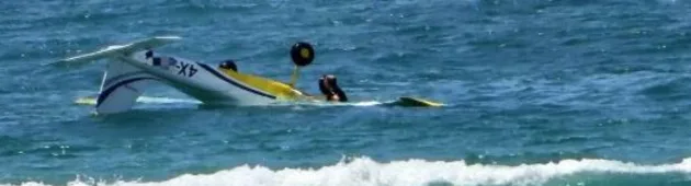מטוס קל התרסק מול חופי בת ים; בן 15 במצב אנוש