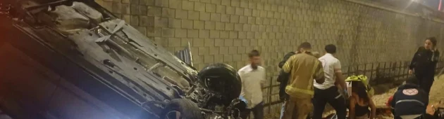 רכב התהפך ונפל למסילת הרכבת במודיעין; 3 נפצעו באורח קל