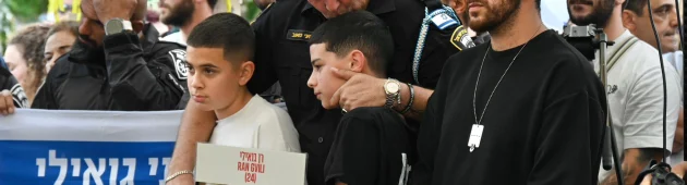 אחותו של רן גואילי בכיכר החטופים: "שבת ראשונה שהוא לבד מאחור"