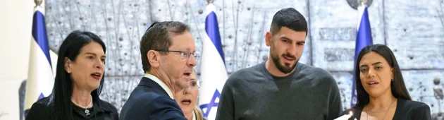 שורדי שבי הדליקו נר ראשון, עם משפחתו של רן גואילי