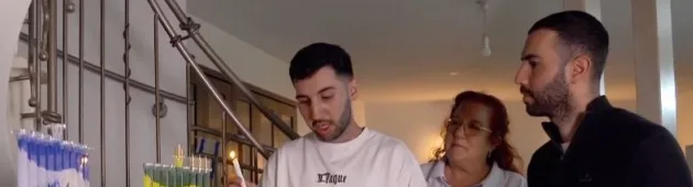 הדלקת נר שלישי עם הלוחם שהפך למשותק ב- 7.10 - וחזר לנגן בפסנתר