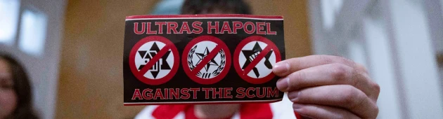 אחרי פסיקת בג"ץ: אוהדי הפועל נכנסו לבלומפילד עם חולצות המחאה