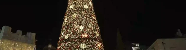 אחרי שנתיים של מלחמה: רבבות מבקרים בחגיגות חג המולד בנצרת