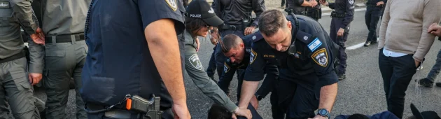 מחאת החרדים: עימותים בין מפגינים לשוטרים בכביש 4 ליד בני ברק