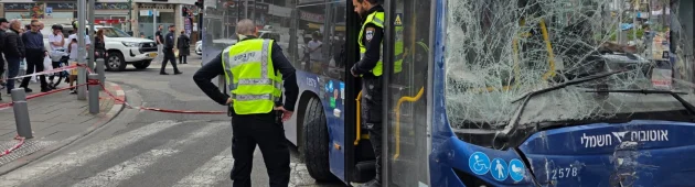 אוטובוס התנגש בבניין בר"ג, צעירה כבת 20 נפצעה אנושות