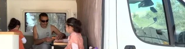 "מנותקים מהכל": האנשים שברחו מהמלחמה לקראוון בלב המדבר