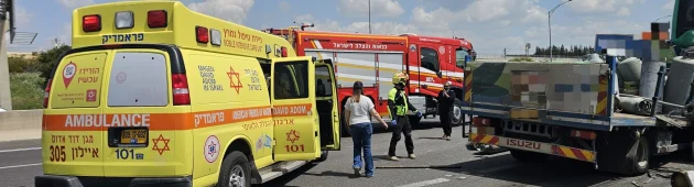 בן 30 נפצע קשה בתאונת דרכים בין משאית לאוטובוס בכביש 1