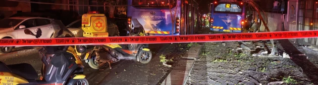 אוטובוס פגע בכבלי חשמל בת"א; בת 11 נפצעה אנושות, שניים במצב קשה
