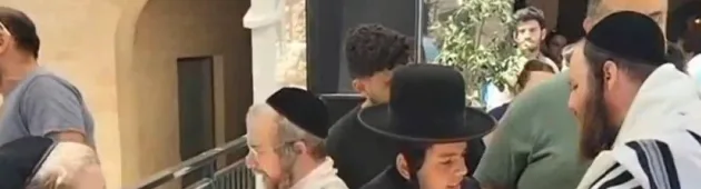 בגלל שנפתח בשבת: עשרות חרדים התפרעו בבית קפה בירושלים