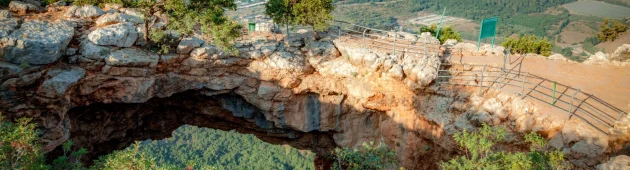 בן 16 נפל במהלך סנפלינג במערת קשת שבגליל, כוחות חילוץ במקום