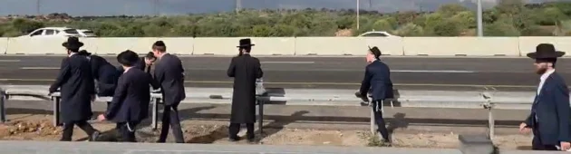 במחאה על המעצרים: מפגינים חרדים חסמו את כביש 4 במחלף גן יבנה