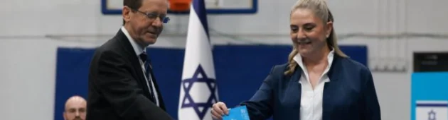 ראשי המפלגות בקלפיות. הרצוג: "צאו להצביע, אין לנו ארץ אחרת"