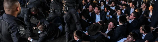 עימותים במחאת חרדים בכביש 4: רימוני הלם על מפגינים, אחד נפצע
