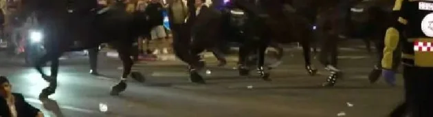 שוטרים נפצעו במחאת חרדים בכביש 4; רימוני הלם לעבר מפגינים