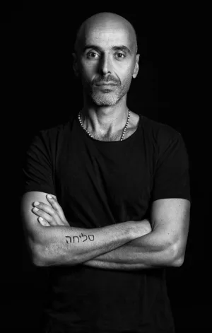 קשה לצפייה: ביתו של אלי פיניש נשרף כליל