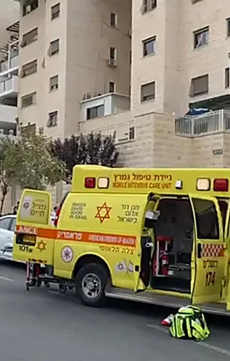 תינוק נמצא מת במיטתו בבית שמש: "ככל הנראה נחנק משרוך של מוצץ"