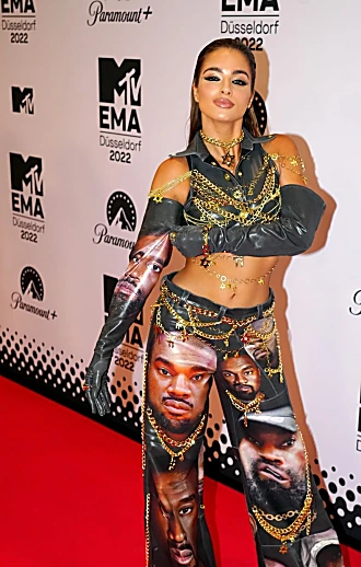 נועה קירל זכתה בפרס ה-EMA ועקצה את קניה ווסט