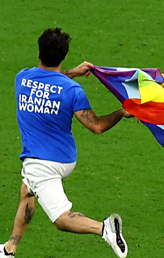 בלעדי: האיטלקי שפרץ למגרש עם דגל הגאווה בריאיון לצינור