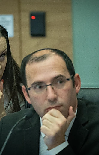 רוטמן: "טעות לצפות בסרטוני החטופים". גוטליב למשפחות: "לשתוק"
