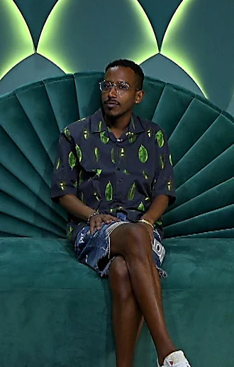 "הגיע הזמן שתעלה במדרגות": איזה לוק הסעיר את פותחות עין?