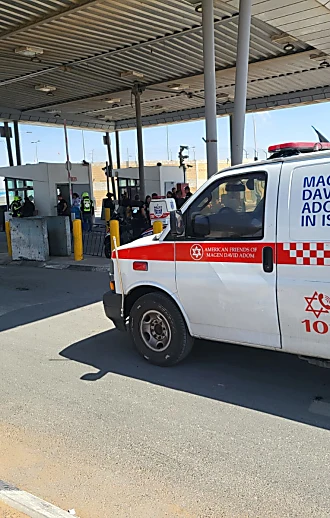 חשד לניסיון פיגוע: מחבל עזתי ניסה לדקור לוחמים במחסום קלנדיה
