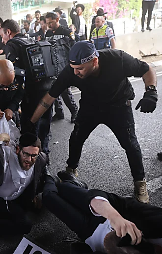 פקקי ענק וחסימות בכביש 4 בשל הפגנת חרדים: "להימנע מלהגיע"