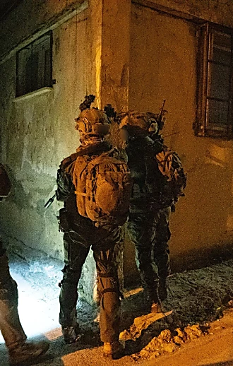 צה"ל תוקף יעדי חיזבאללה בלבנון; לוחם נפצע בינוני מירי בשכם