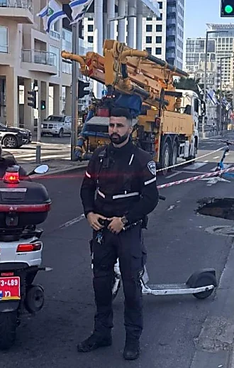 בולען נפער בכביש סמוך לטיילת בתל אביב, עומסים כבדים במקום