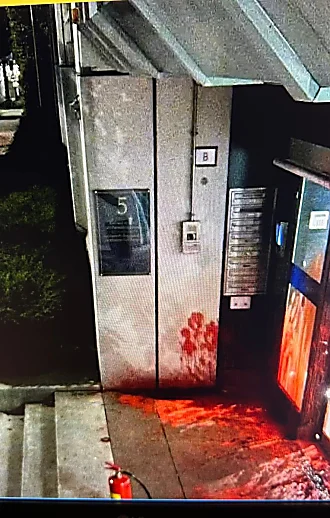 פשע שנאה: 3 נעצרו בהולנד בחשד ששפכו צבע על שגרירות ישראל