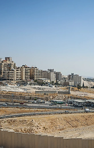 הכתובת על הקיר: גדר ההפרדה הפרוצה בירושלים - ואזהרת המבקר